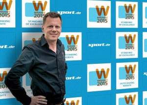 Alex Creutzburg, Geschäftsführer xport, begrüßt die Hotelgäste in Hamburg und geht in seinem Referat