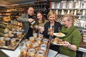 Anita Rupp (rechts) vom Weltladencafé Rupp Bodnegg serviert zum Tee Dinkelkekse