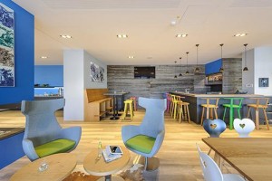 Die Lobby des ibis Styles Kaufbeuren.