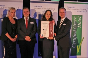 Die offiziellen Urkunden für Platz 2 und 3 in der Kategorie "Certified Serviced Apart"