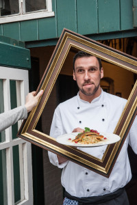 Karsten Meyer vom Hotel Lauenburger Mühle in Lauenburg präsentiert seinen Rustikalen Teller: "Mühlenflügel" heißt die Kreation aus Forellenfilet, Graupen- und Linsengemüse sowie Apfel-Sahnesauce.