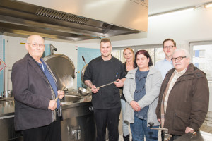 von links: Wolfgang Bilsse (Vorstand Suppenküche), Marc Kupereck (Koch SWP), Jennifer Feldmann (Pflegedienstleiterin SWP), Marina Bojarksi (Suppenküche), Markus Urban (Assistent der Einrichtungsleitung SWP), Helmut Skusa (Suppenküche) / Foto: Marlen Benen