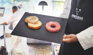 Der teuerste Bagel der Welt. Weiterer Text über ots und www.presseportal.de/nr/77499 / Die Verwendung dieses Bildes ist für redaktionelle Zwecke honorarfrei. Veröffentlichung bitte unter Quellenangabe: "obs/Schulte-Sohn/Gourmetfleisch"