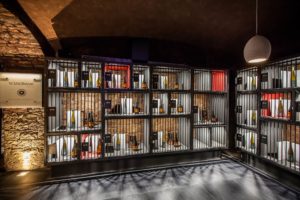 Mainhattans neuer Hotspot für die vinophile Community: Die wineBANK Frankfurt by Bottle Shock / Weiterer Text über ots und www.presseportal.de/nr/116660 / Die Verwendung dieses Bildes ist für redaktionelle Zwecke honorarfrei. Veröffentlichung bitte unter Quellenangabe: "obs/wineBANK/Nikita Kulikov"