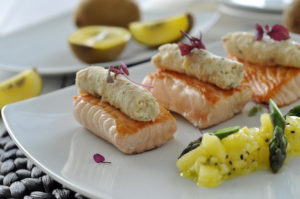 Rezept: Lachs mit grünem Spargel und SunGold-Salsa / Weiterer Text über ots und www.presseportal.de/nr/43983 / Die Verwendung dieses Bildes ist für redaktionelle Zwecke honorarfrei. Veröffentlichung bitte unter Quellenangabe: "obs/Zespri International"