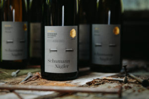 Die neue Schumann-Nägler Kollektion: Steckt da wirklich ein Nagel in der Flasche. Weiterer Text über ots und www.presseportal.de/nr/120530 / Die Verwendung dieses Bildes ist für redaktionelle Zwecke honorarfrei. Veröffentlichung bitte unter Quellenangabe: "obs/Weingut Schumann-Nägler/Andreas Alexander Bohlender"