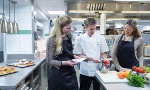 Dominic Teague unterweise Lehrwillige in Sachen gesundens Kochen. © One Aldwych