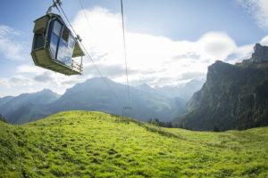 Einst nur offene Holzkisten – die fast schon historischen Bähnlis sind Teil der neuen „Buiräbähnli-Safari“ bei Engelberg in der Zentralschweiz. Bildnachweis: Engelberg-Titlis