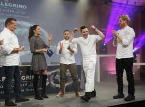 Gewinner Matthias Walter mit Jury-Sprecher Karlheinz Hauser und Moderatorin Johanna Klum