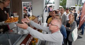 Lange Schlangen vor den Wagen des 7th Franconian Foodtruck RoundUp. Foto: Michael Matejka 