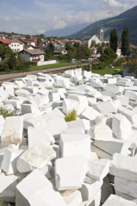 Marmorblöcke vor dem Werk in Laas im Vinschgau Bildnachweis: Südtirol Marketing/Alex Filz