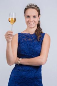 Mosel-Weinkönigin Lena Endesfelder eröffnet die "1. Weinwoche auf dem Potsdamer Platz" am 16. Juni