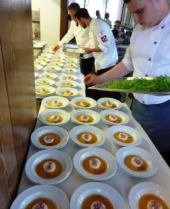 Das 6-köpfige Team Berlin-Brandenburg von L & D richtet als krönenden Abschluss das Dessert an.