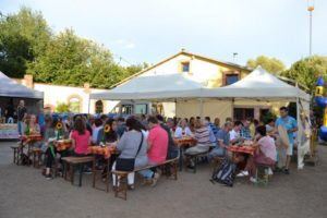 Sommerfest bei leckeren Bioweinen und Livemusik feiern.