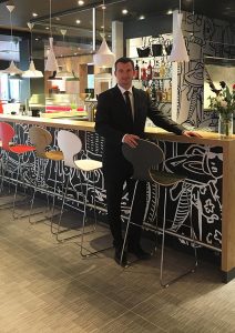 Kai Melerski im Empfangsbereich des Hotels (Bild: Melerski)