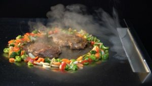 Tausendsassa-Kochtisch mit Dampfabsaugung