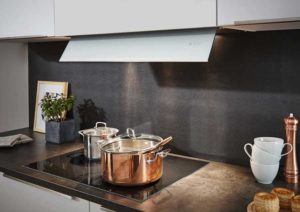 Der schwenkbare Glasschirm ist nur im Betrieb sichtbar