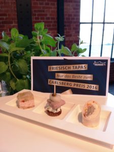 Klein, fein und mit Matjes: Friesisch Tapas von Friesenkrone bei der Verleihung des Carlspreises 2016 in Hamburg