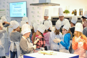Brutzeln mit Spitzenköchen: Hunderte Schüler bereiten auf der Grünen Woche 2017 (20.-29.1.) unter fachkundiger Anleitung am Gemeinschaftsstand der deutschen Ernährungswirtschaft ausgewogene Mahlzeiten zu. Weiterer Text über ots und www.presseportal.de/nr/6600 / Die Verwendung dieses Bildes ist für redaktionelle Zwecke honorarfrei. Veröffentlichung bitte unter Quellenangabe: "obs/Messe Berlin GmbH/Quelle: BVE"