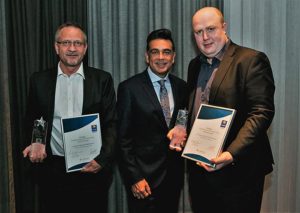 V.r. Martin Kemmer, Mark Pearce und Uwe Völker (GM Comfort Hotel am Medienpark Unterföhring).