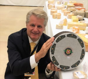 Affineur Walo von Mühlenen mit dem Rotwi Buurechäs am World Cheese Award 2016 in San Sebastian, Spanien / Weiterer Text über ots und www.presseportal.ch/de/nr/100053219 / Die Verwendung dieses Bildes ist für redaktionelle Zwecke honorarfrei. Veröffentlichung bitte unter Quellenangabe: "obs/Affineur Walo von Mühlenen"