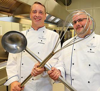 Das FSGG-Küchenteam wird von Markus Dworaczek (l.) und Marcel Tönnißen geleitet. © Holger Bernert
