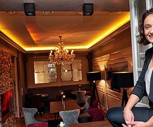 Zwischen Administration und Gästekontakt: Hotelleiterin Jeannette Burbach liebt ihre Aufgaben. © hob
