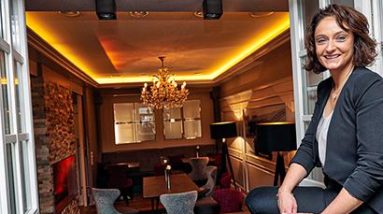 Zwischen Administration und Gästekontakt: Hotelleiterin Jeannette Burbach liebt ihre Aufgaben. © hob
