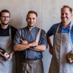 Inhaber-Duo mit Küchenchef (v. l. n. r.): Nils Drews, Benjamin Stadler, Per Drews