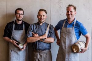 Inhaber-Duo mit Küchenchef (v. l. n. r.): Nils Drews, Benjamin Stadler, Per Drews