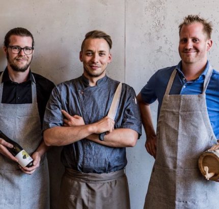 Inhaber-Duo mit Küchenchef (v. l. n. r.): Nils Drews, Benjamin Stadler, Per Drews