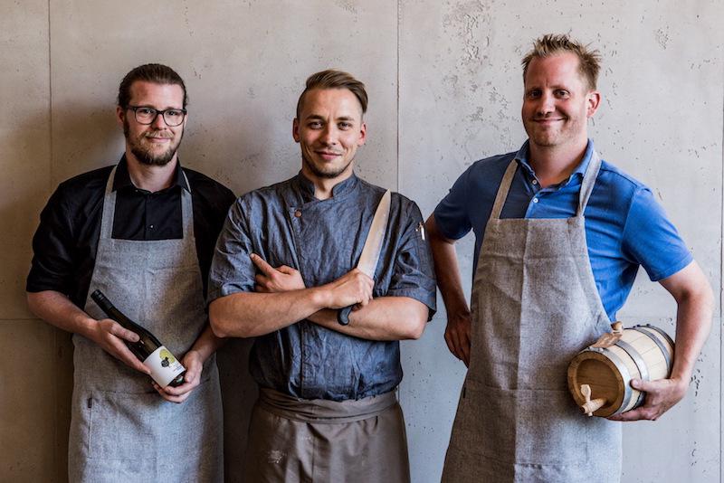 Inhaber-Duo mit Küchenchef (v. l. n. r.): Nils Drews, Benjamin Stadler, Per Drews
