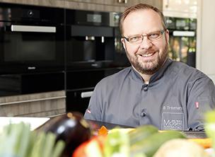 In der Kochschule "Tafelkunst" verarbeitet Bernhard Tintemann regionale Produkte