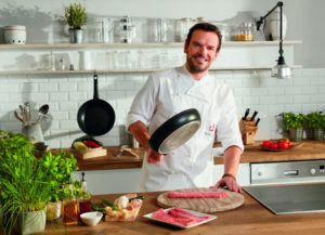 Steffen Henssler mit einer Tefal Pfanne aus der So Tough-Serie