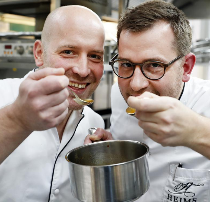 Matthias Meurer und Christoph Heim stehen zweimal im Jahr gemeinsam am Herd. © Holger Bernert