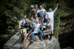 Bei „The Unplugged Taste“ toben sich fünf Südtiroler und zwei internationale Top-Köche auf der Gompm Alm oberhalb von Schenna kreativ aus. Bildnachweis: Gompm Alm/Michael Paul