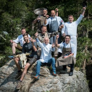 Bei „The Unplugged Taste“ toben sich fünf Südtiroler und zwei internationale Top-Köche auf der Gompm Alm oberhalb von Schenna kreativ aus. Bildnachweis: Gompm Alm/Michael Paul