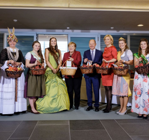 Apfelköniginnen zum Apfelkabinett