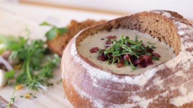 Ein Klassiker neu interpretiert: Kartoffel-Shiitake-Suppe im Brotlaib