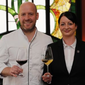 Weinfachfrau Kassandra Kuntzsch und Küchenchef Matthias Meurer vom Jugendstilhotel Bellevue. © hob