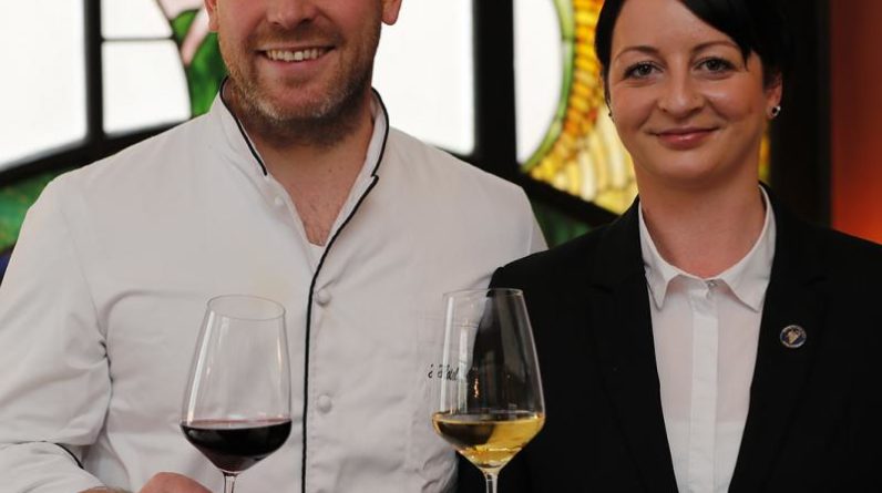 Weinfachfrau Kassandra Kuntzsch und Küchenchef Matthias Meurer vom Jugendstilhotel Bellevue. © hob