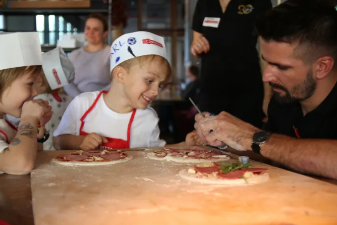 Strahlende Kinderaugen beim Bambini Pizzabacken in der L'Osteria