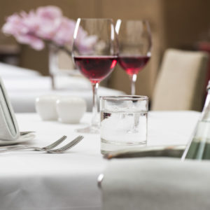 Natürliches Mineralwasser und Wein
