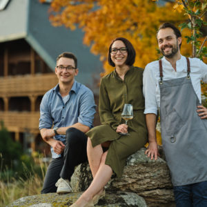 Marius Tröndle (links), Kerstin Bauer und Max Goldberg sind die Gastgeber im Romantik Boutique-Hotel Mühle Schluchsee. (Foto: Romantik Boutique-Hotel Mühle Schluchsee)