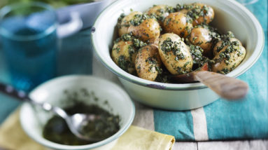 Versetzen Genießer geschmacklich an das spanische Mittelmeer: Pellkartoffeln mit Salsa Verde. Quelle: DKHV/Markus Basler