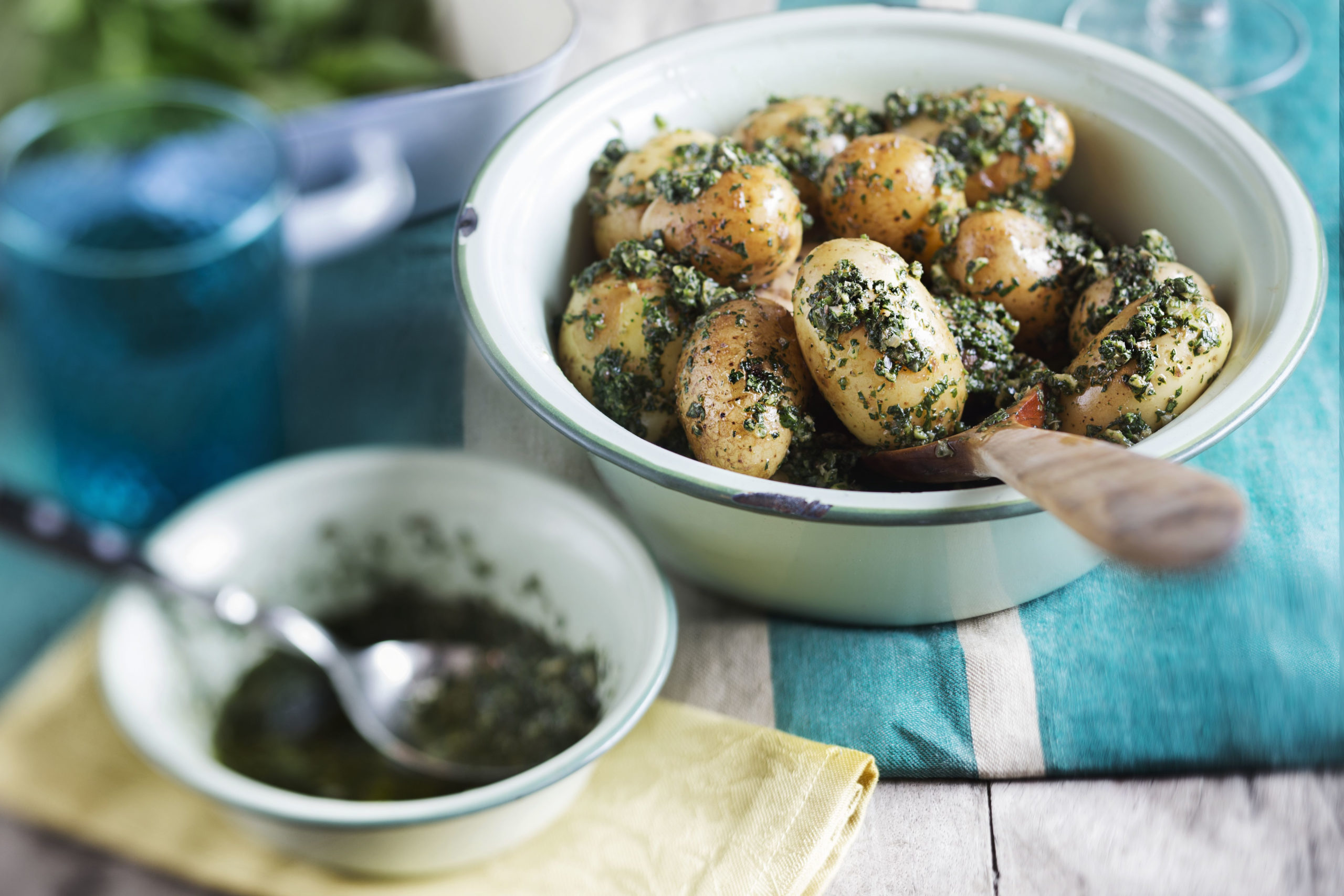 Versetzen Genießer geschmacklich an das spanische Mittelmeer: Pellkartoffeln mit Salsa Verde. Quelle: DKHV/Markus Basler